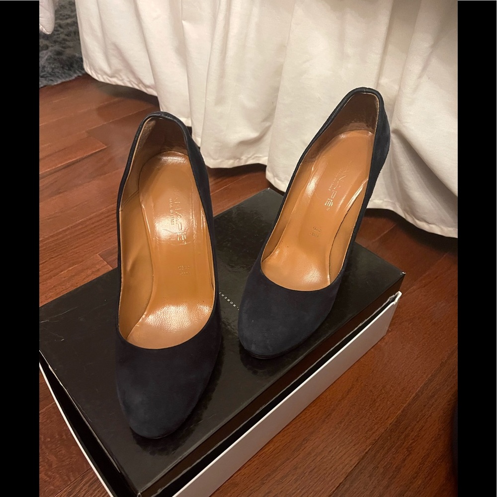 Pretty navy suede Italian made pumps!